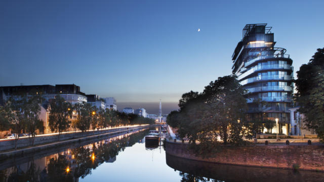 Nuit sur le canal, la Mabilais et l'immeuble Jean Nouvel