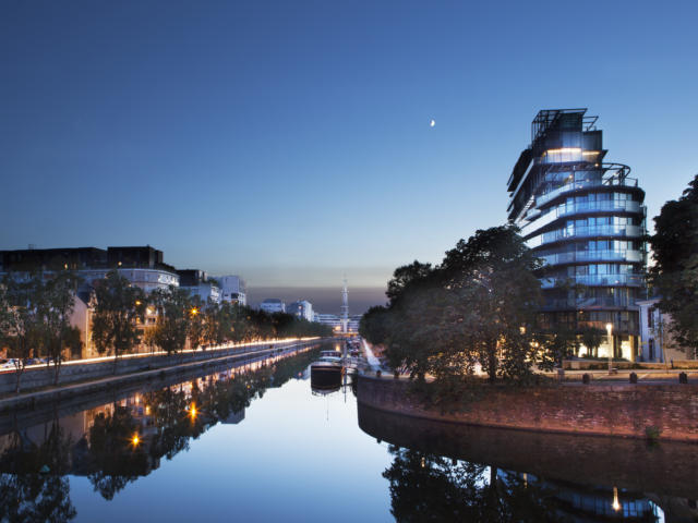 Rennes - Nuit sur le canal, la Mabilais et l'immeuble Jean Nouvel