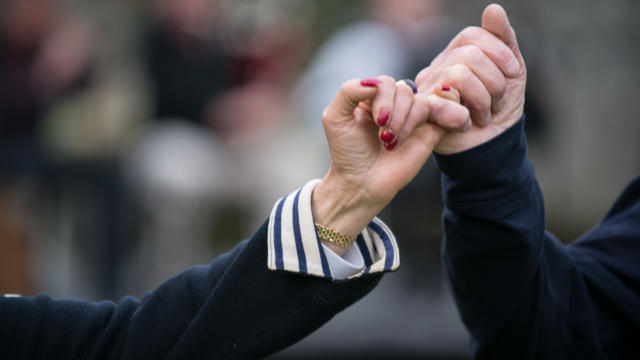 Gros plan sur des mains en train de danserEntrez dans la danse, les pieds et l'esprit en fete a Brec'hExperience bretonne