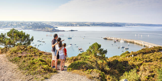 Vue panoramique sur la baie de Saint-Brieuc et le port d'Erquy