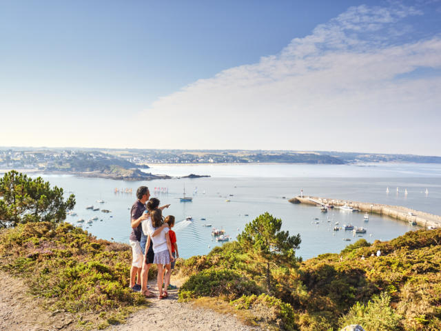 Vue panoramique sur la baie de Saint-Brieuc et le port d'Erquy