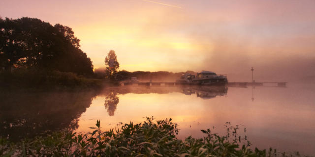 le site de l'Ile aux pies sur la riviere de l'Oust, Classe Grand Site Naturel, au lever du soleil