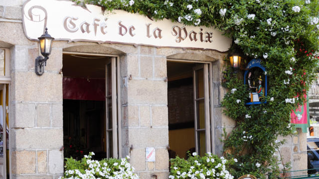 moncontour-le-gal-yannick-cafe-paix.jpg