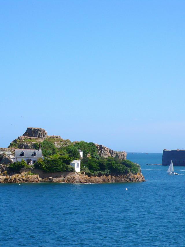 Vue sur l'Ile Louet et sur le Chateau du Taureau en baie de Morlaix.