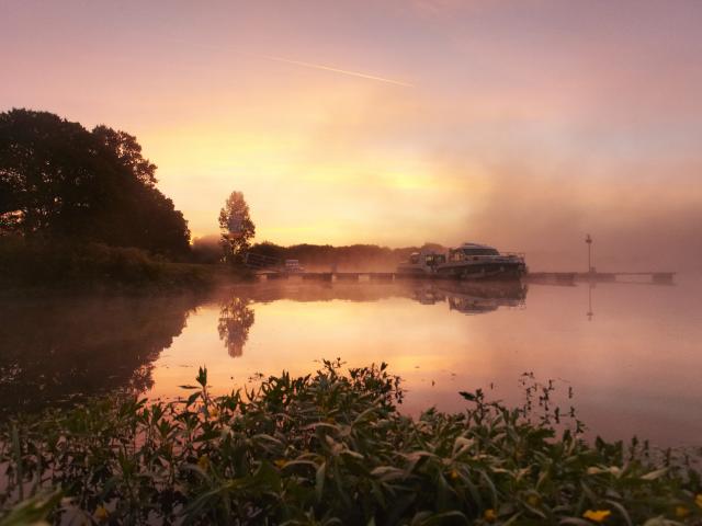 le site de l'Ile aux pies sur la riviere de l'Oust, Classe Grand Site Naturel, au lever du soleil