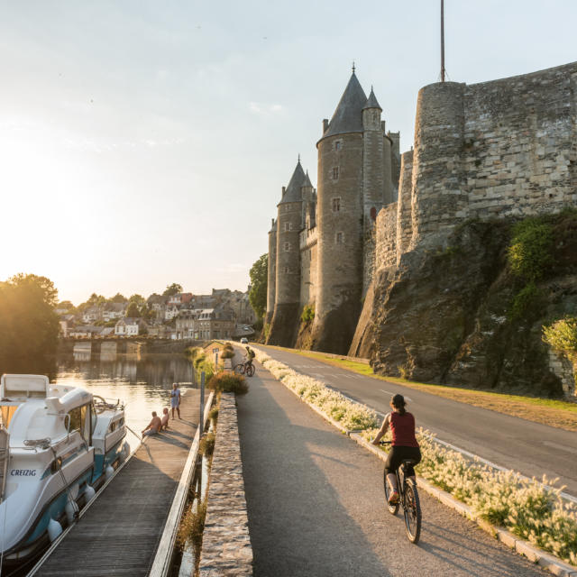 1-josselin-le-long-du-canal-emmanuel-berthier.jpg
