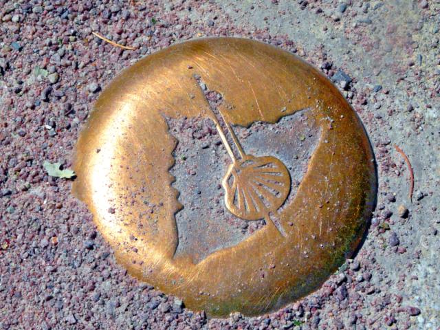 Symbole des chemins de Saint-Jacques de Compostelle a partir du Mont-Saint-Michel.Ville d'Art et d'Histoire