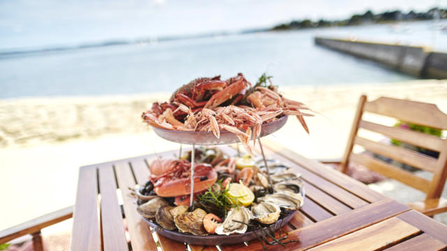 Plateau de fruit de mer en terrasse au bord de l'eau