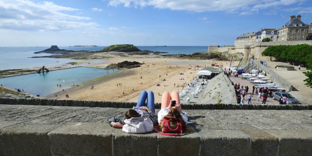 Saint-Malo - Sieste sur les remparts avec une vue imprenable sur le Grand Bé et le Petit Bé