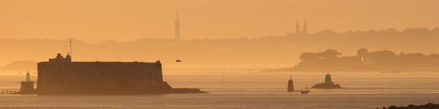 Coucher du soleil dans la brume