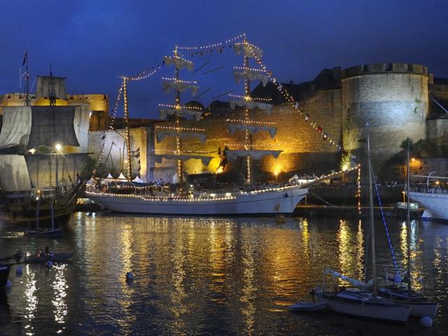 Le port de Brest de nuit