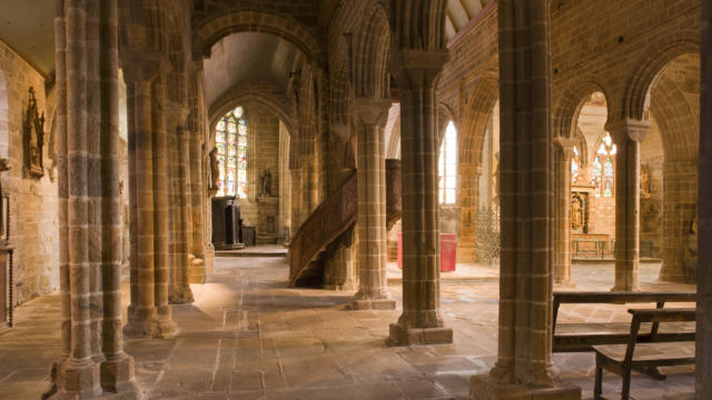 Ambiance a l'interieur de l'egliseFrance, Finistere (29) Pont-Croix, eglise Notre Dame de Roscudon