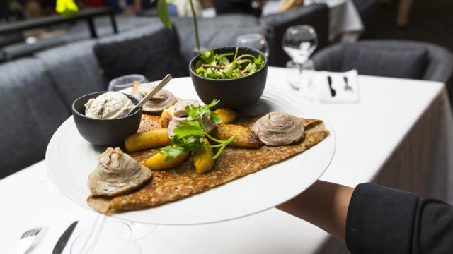 Galette andouille et pommes fruits - Crêperie St Georges