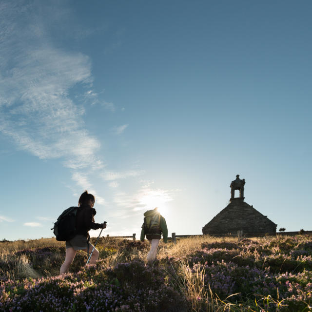 Saint-Rivoal, randonnée sur le mont Saint-Michel de Brasparts et vue sur les Monts d'Arrée dans le Parc Naturel Régional d'Armorique