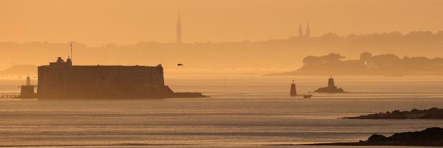 Coucher du soleil dans la brume
