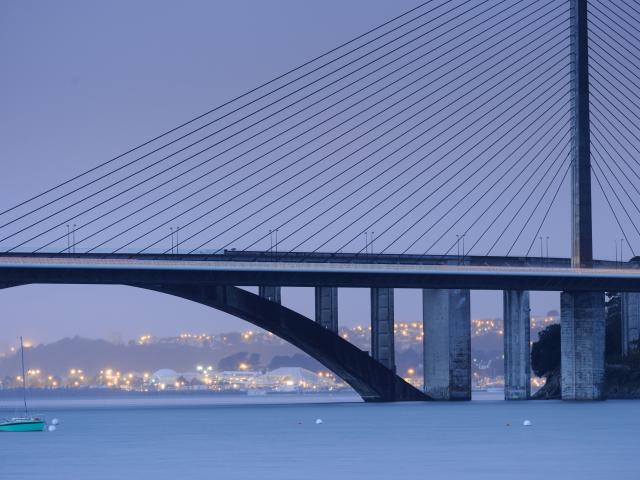 Le pont de l'Iroise dans la rade de Brest