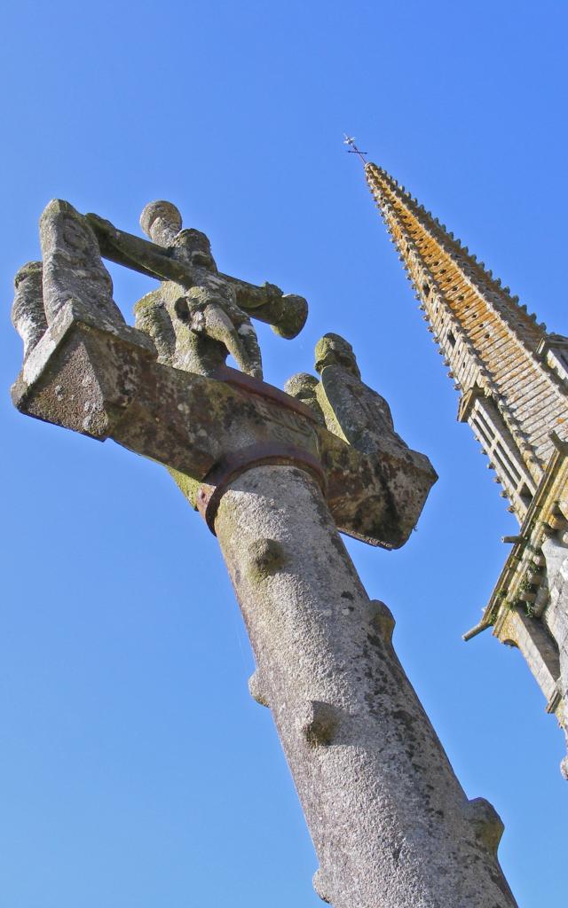 Vue en gros plan sur la croix du calvaire de Pouneour-Menez.