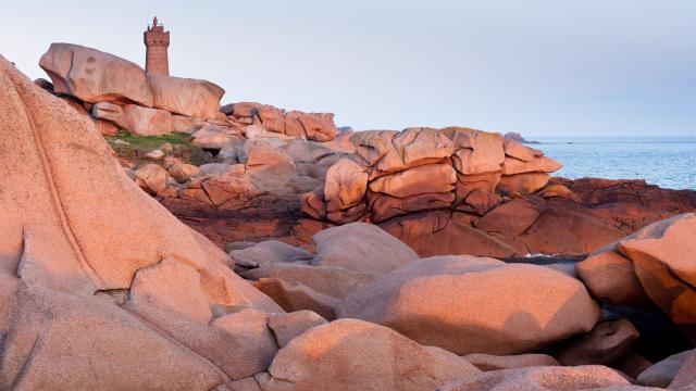 Ploumanac'h au coucher du soleil - vue sur le phare de Mean Ruz.
