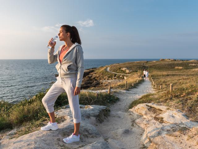 Femme faisant son footing sur la presqu'île de Quiberon