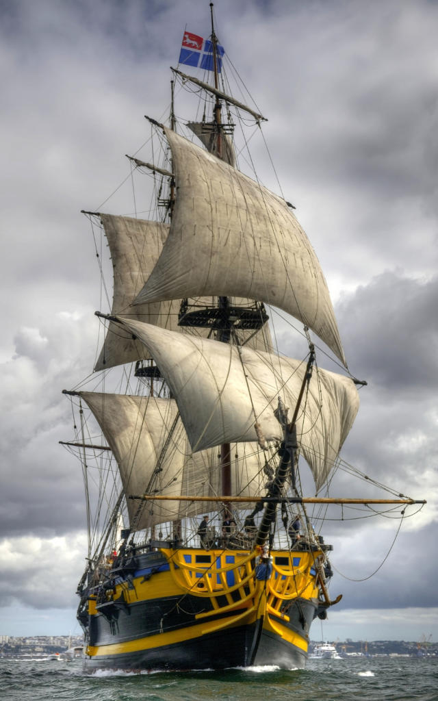 le bateau l'Etoile du Roy navigue sur la mer