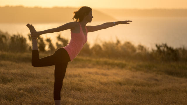 Yoga en pleine nature au petit matin