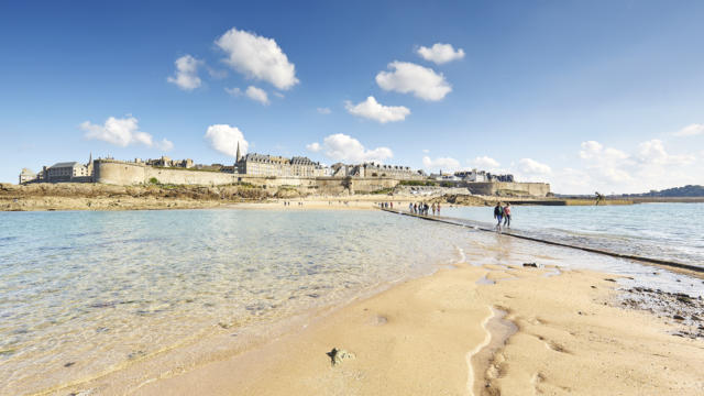 Traversée à pied du passage entre l'île du Grand Bé et Saint-Malo Intramuros