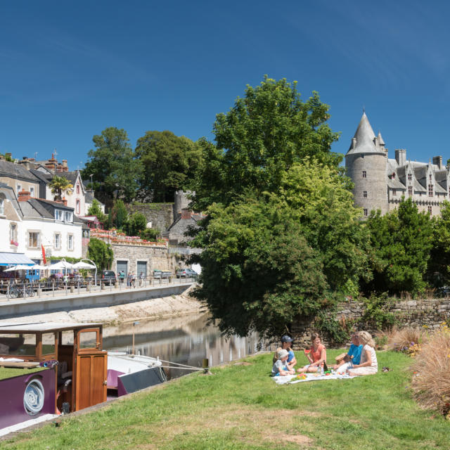 Pique nique au bord du canal - Josselin (juillet 2016)