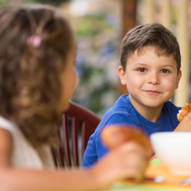 Petit garçon prenant son petit-déjeuner