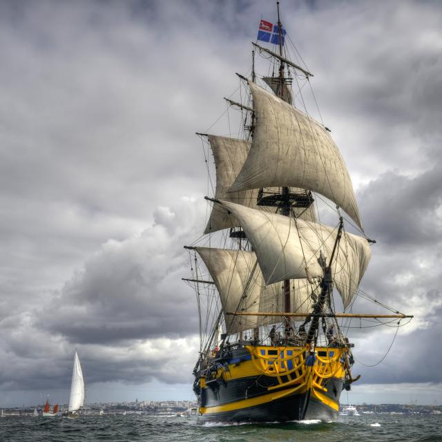 le bateau l'Etoile du Roy navigue sur la mer