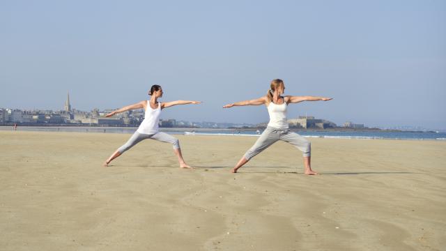 Séance de yoga sur la plage - Les Thermes Marins de Saint-Malo