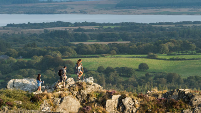 Randonnée sur le mont Saint-Michel de Brasparts et vue sur les Monts d'Arrée dans le Parc Naturel Régional d'Armorique