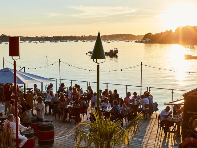 terrasse-au-soleil-couchant-huitres-jgat-rannoustudio-fun-images-059.jpg