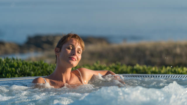 Détente dans le jacuzzi au Sofitel Quiberon Thalassa Sea and Spa