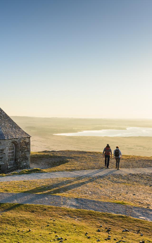 Parc Naturel d'Armorique Regional, vue sur le lac de Brennilis, chapelle