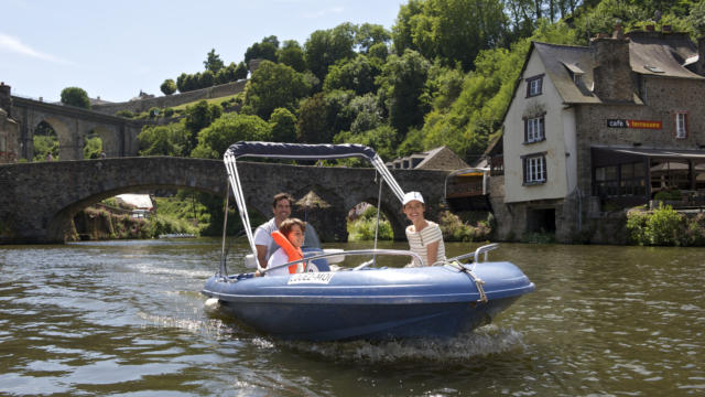dinan-balade-en-bateau-sur-la-rance-diaphane.jpg