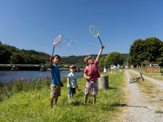 enfants-le-long-du-canal-de-nantes-brest-port-launay-martin-viezzer.jpg