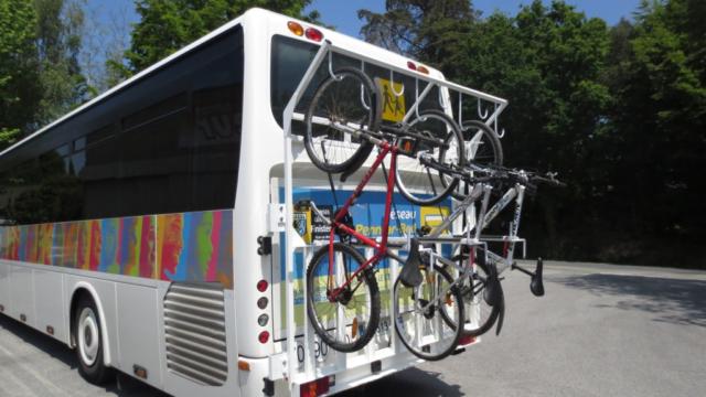 Car avec rack à vélo dans le Finistère