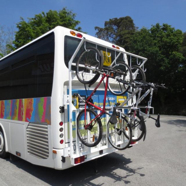 Car avec rack à vélo dans le Finistère
