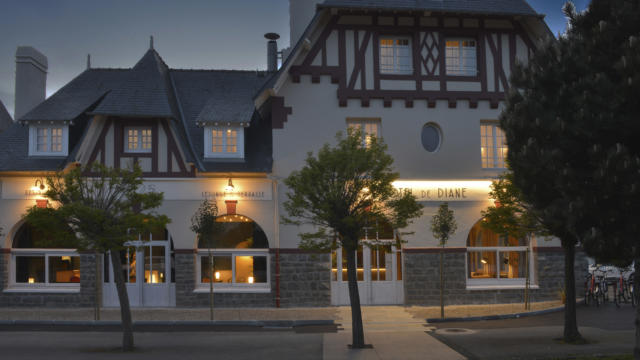 Hôtel de Diane - Sable d'or Les Pins - vue extérieure de nuit