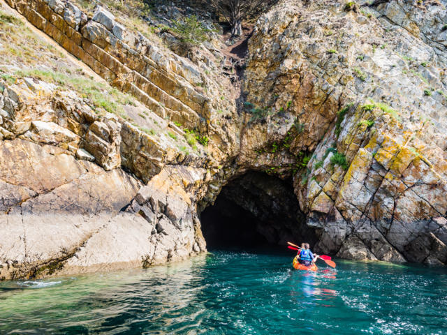 Presqu'île de Crozon - Les grottes de Morgat en kayak