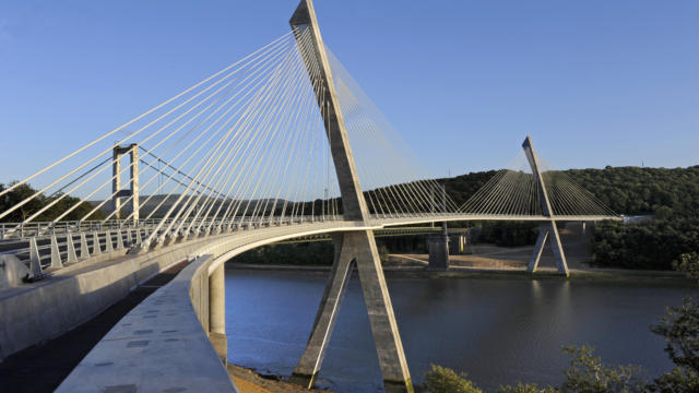 Vue du pont de Terenez, pont a haubans qui enjambe la riviere de l'Aulne entre Argol et Rosnoen sur la route departementale 791