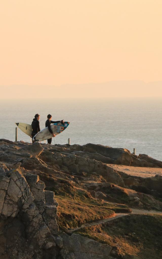 Surfeurs sur la cote sauvage de Quiberon