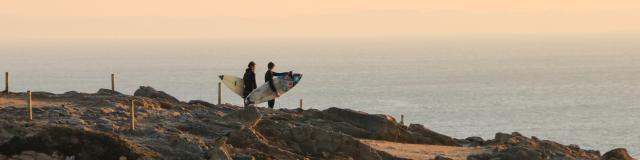 surfeurs-sur-la-cote-sauvage-de-quiberon-loic-kersuzan.jpg