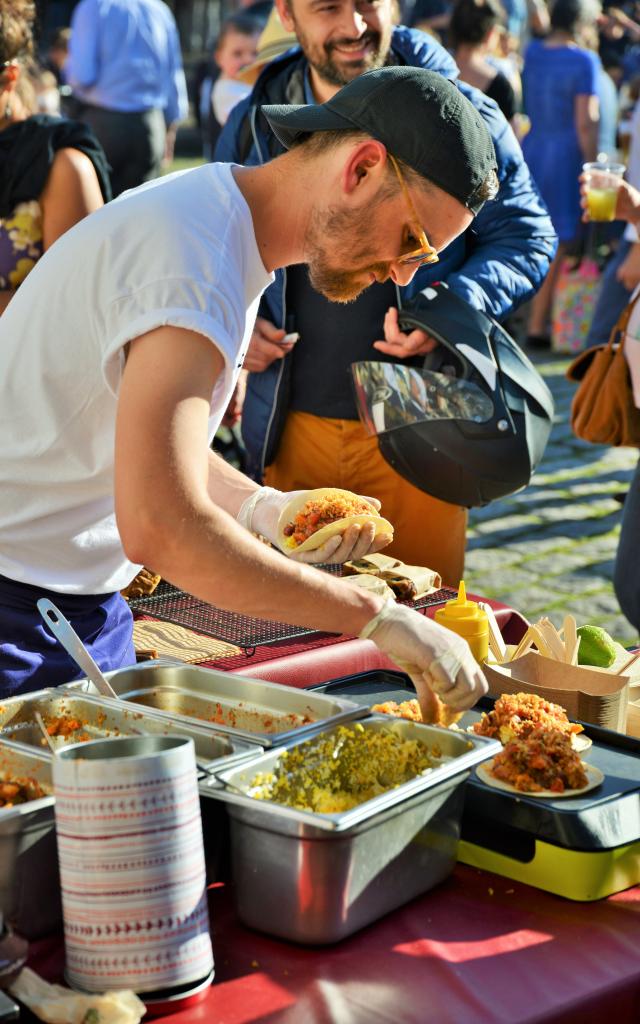 Chef cuisinant au Marché à Manger