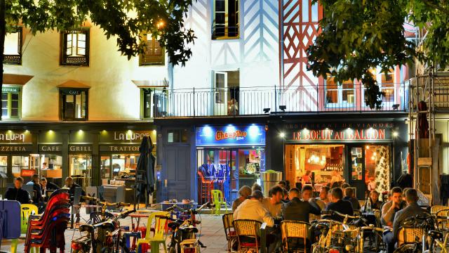 Rennes - Place Rallier-du-Baty - terrasse en soirée