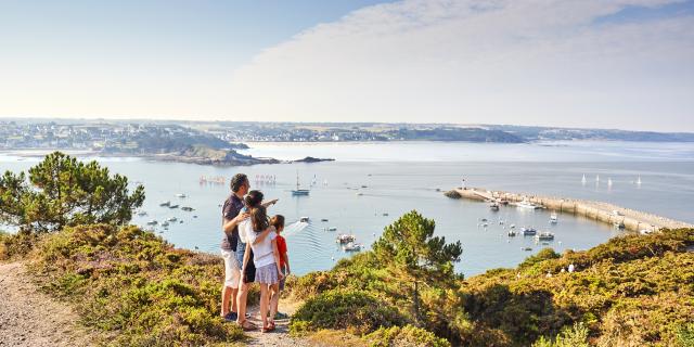 Vue panoramique sur la baie de Saint-Brieuc et le port d'Erquy