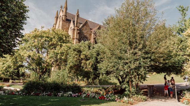 fougeres-jardin-du-nancon-et-eglise-saint-leonard.jpg