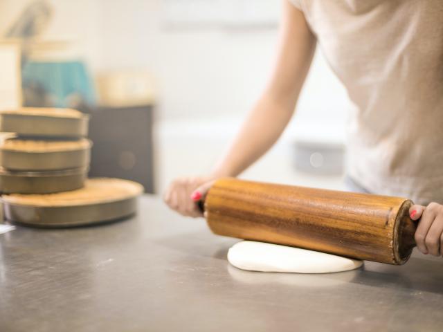 Abaisser la pâte au rouleau