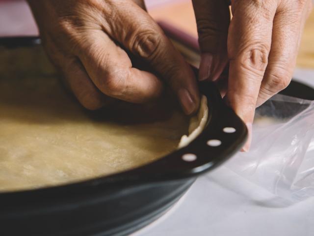 Étaler la pâte dans un moule
