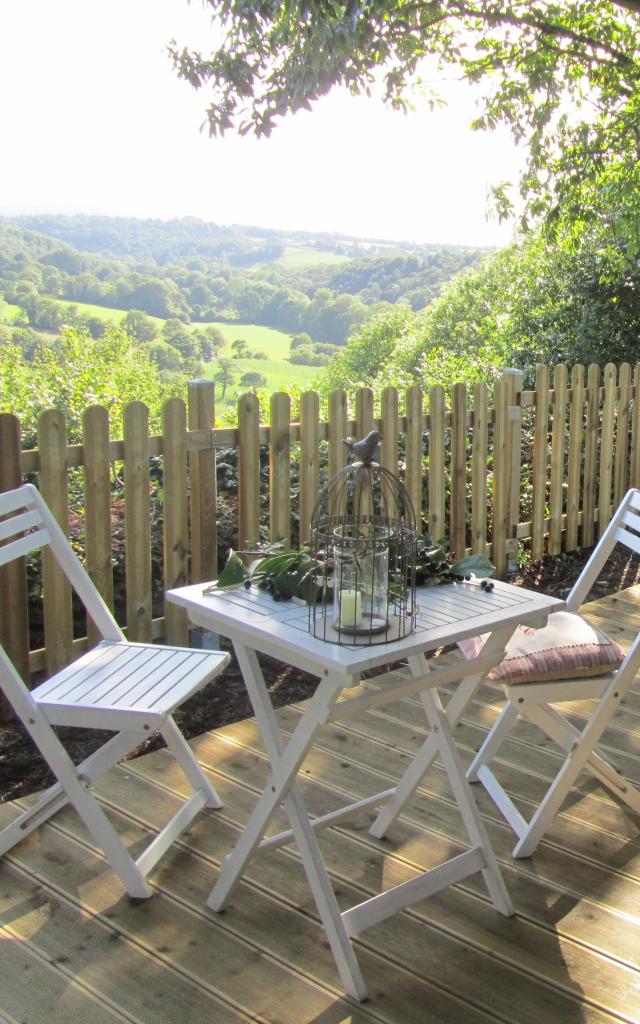 Domaine de Méros - Plonévez-du-Faou - terrasse donnant sur la vallée de l'Aulne